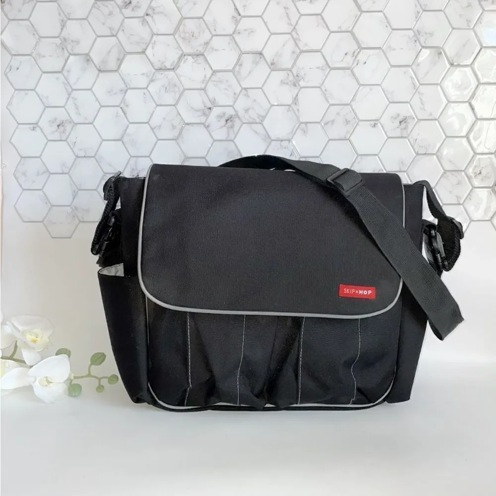 Skip Hop Dash Deluxe Black Messenger Bag